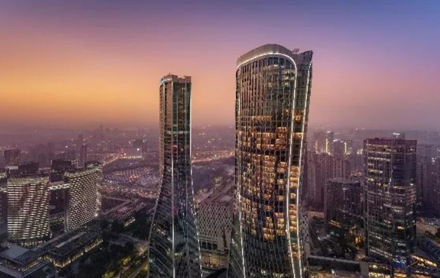 住豪华酒店看江景，41楼窗外有人，情侣被看光光