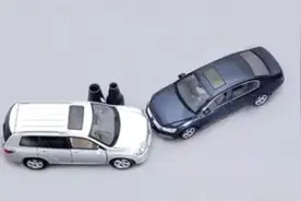 撞车两天后才报警，结果……图片