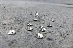 外卖员为报复另一平台骑手在道路撒3000多枚图钉，获刑！图片