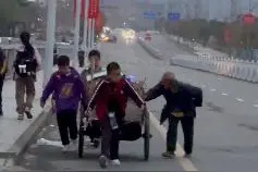 老人艰难拉车上坡，4名小学生果断相助！图片