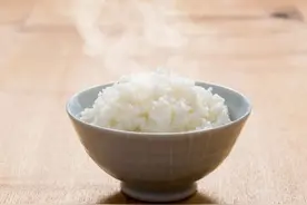 白米饭竟是“垃圾食物之王”？煮饭时一个小改变，帮你降脂控糖！图片