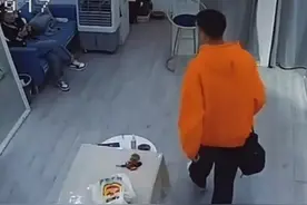 监控拍下“最帅变装”！背后原因很暖……图片