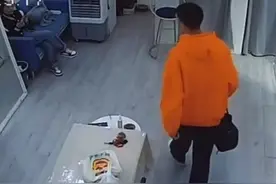 监控拍下“最帅变装”！背后原因很暖……图片