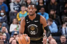 库里：库明加在球场两端都展现出很好的竞争心 充满活力图片