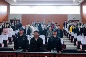 银行柜员挪用储户200万赌博，判了！图片