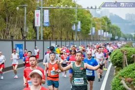 2023重庆马拉松开跑 全球3万名跑者参与，川渝多位跑友“破三”图片
