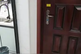 匪夷所思！开锁广告被贴家门内，柳州女子懵了：是怎么贴进来的？图片