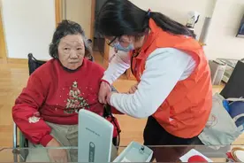 老夫妻每人付1500元，享受三组护理员上门服务！上海这项政策，你知道吗图片