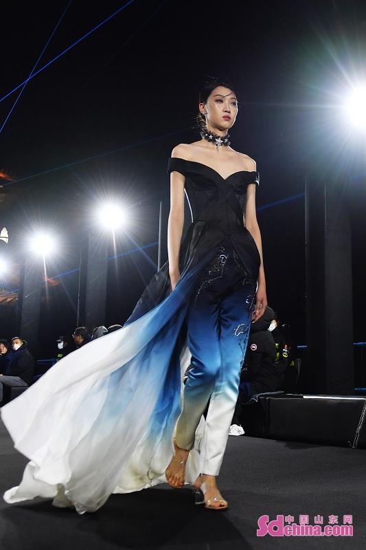 山东青岛:栈桥举行春日时装首秀