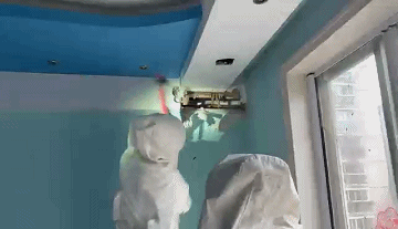 家中异响不断！敲开卧室吊顶后，杭州男子吓了一跳……