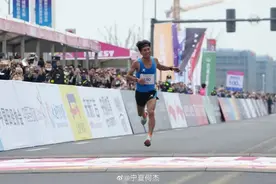 2小时7分30秒！他创造了男子马拉松全国新纪录！图片