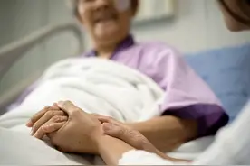 “一把年纪了孩子还那么小” 失独再生育妈妈：未来孩子教育医疗怎么保障图片