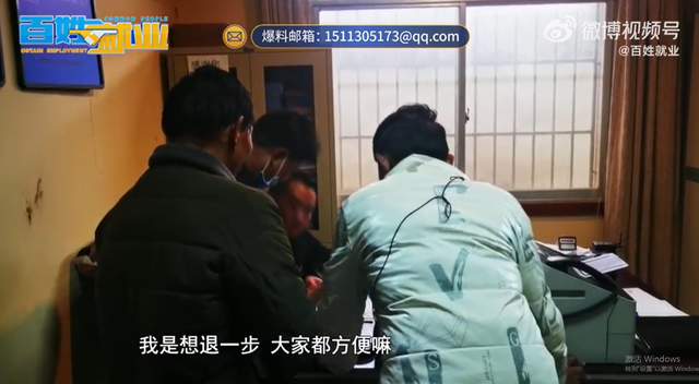 残疾小伙拉混凝土挣彩礼钱结婚,不料被拖欠7万工钱,公司:你为什么要现在结婚?30岁结婚也不迟