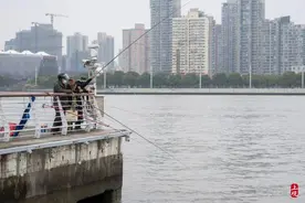 吹吹江风图个乐呵，黄浦江畔的钓鱼点成了老友们的新聚点图片