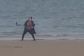 可可爱爱！阿姨在海边360度环绕运镜自拍，网友：好想看第一视角图片