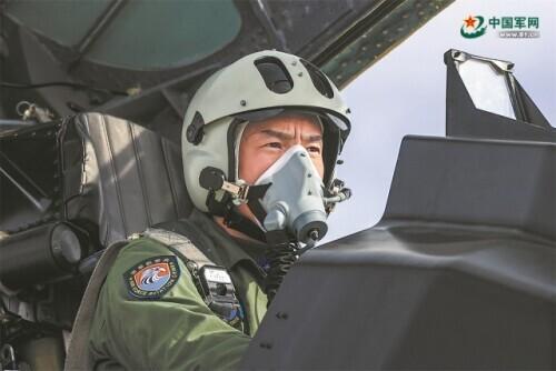 空军航空兵某旅实战化飞行训练影像：鹰击长空 鏖战云端