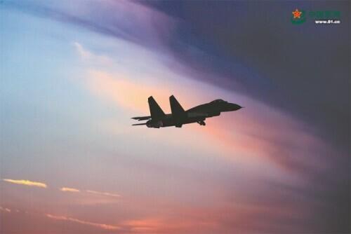 空军航空兵某旅实战化飞行训练影像：鹰击长空 鏖战云端