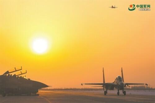 空军航空兵某旅实战化飞行训练影像：鹰击长空 鏖战云端