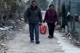 儿媳晒婆婆连续10年每天接丈夫下班：等爱的人回家很幸福图片