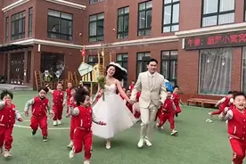河南幼师情侣和小朋友拍婚纱照，幼儿园见证从相恋到结婚图片