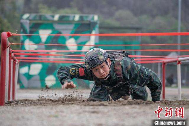 广西河池武警官兵开展多课目强化训练砺血性
