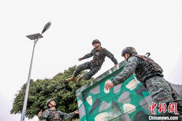 广西河池武警官兵开展多课目强化训练砺血性