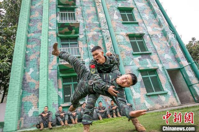 广西河池武警官兵开展多课目强化训练砺血性