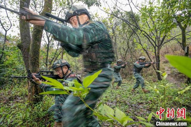 广西河池武警官兵开展多课目强化训练砺血性
