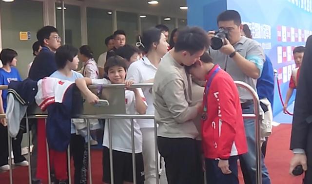 挂上银牌后，全红婵哭了：我水平没发挥出来，下次赢回来
