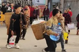 小学生背着“锅碗瓢盆”去春游，这个可以有图片