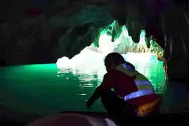 广西凤山县三门海风景区的撑船女图片