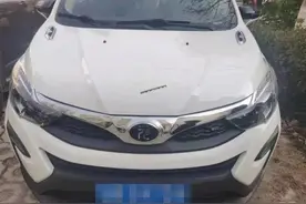 车身当画板，看停在小区的车是如何被“熊孩子”“毁容”的图片