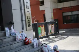 学生点外卖被按倒训斥，不是学校管理正确姿势 | 新京报快评图片