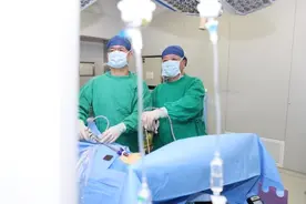 “从医30年，第一次见这么大的肿瘤！” 长海医院成功为23岁女生摘除肿瘤图片