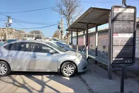 私家车霸占站台，公交：考虑下我的感受！图片