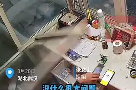 风吹掉玻璃窗正好砸中男子头部：幸好只是“受了一点点伤”图片