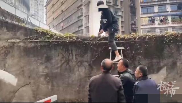 男孩掉变压器上被严重烧伤