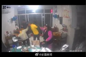 男子殴打女友被老板娘呵斥制止 警方：两人已和解图片