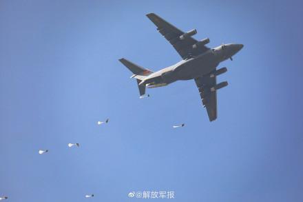 直击空降兵集群伞降战斗演练
