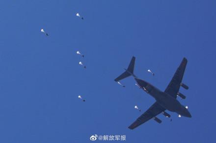 直击空降兵集群伞降战斗演练