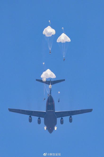 直击空降兵集群伞降战斗演练