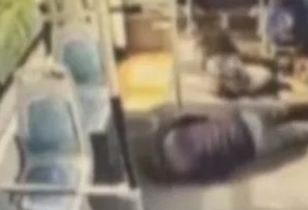 引发热议！急刹车致一名乘客摔倒死亡，公交车司机获刑