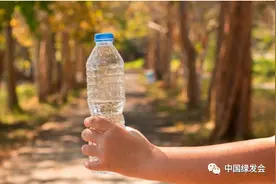 据调查，近80%的瓶装水含有微塑料图片