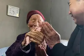 拾光|淄博103岁老太，开朗爱笑图片