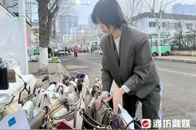 清晨六点看潍坊丨摆摊卖包的宝妈，将生活嚼得有滋有味图片