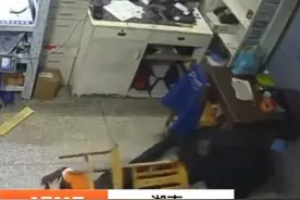 全网怒了！追问妻子去向不成，父亲竟抡椅殴打女儿……图片