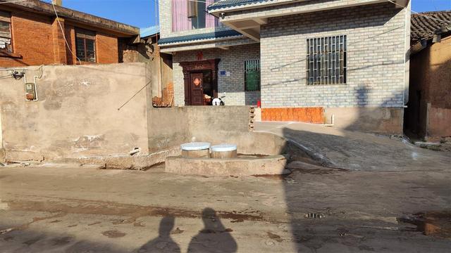 村干部回应“男童被女孩扔进井中”:事发后带着女孩家长上门道歉,当时男孩正吃土豆片,身体状态平稳
