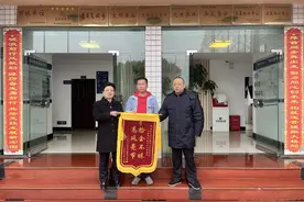 货物掉落车道司机未察觉，高速收费站工作人员排查后找到失主图片