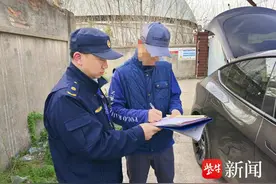 男子躲在长江芦苇荡里钓鱼，被执法部门抓现行图片