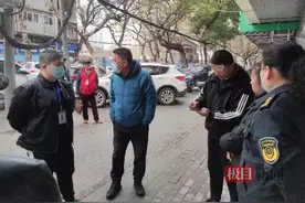 无证废品回收站开在武汉一社区门口，城管路长联合多部门引导规范经营图片
